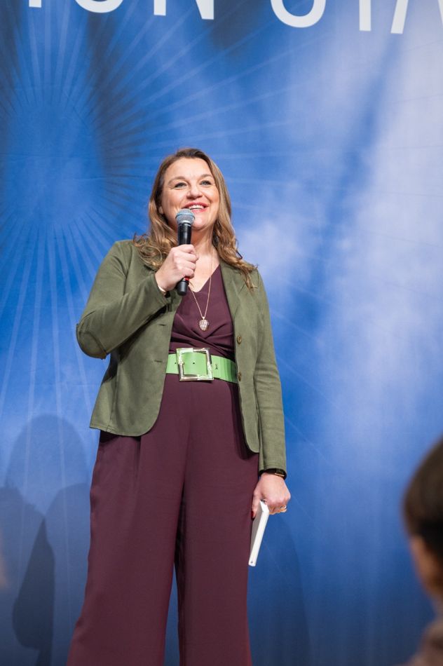 Tatjana Michaelis als Speakerin auf der Bühne